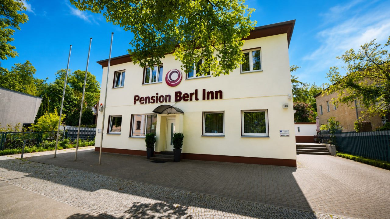 Eingang der Pension Berl Inn am Waidmannsluster Damm